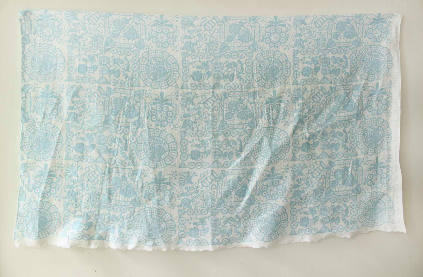 LINNETリネンプリント <br />
        ルーマニアのテーブル　白×水色